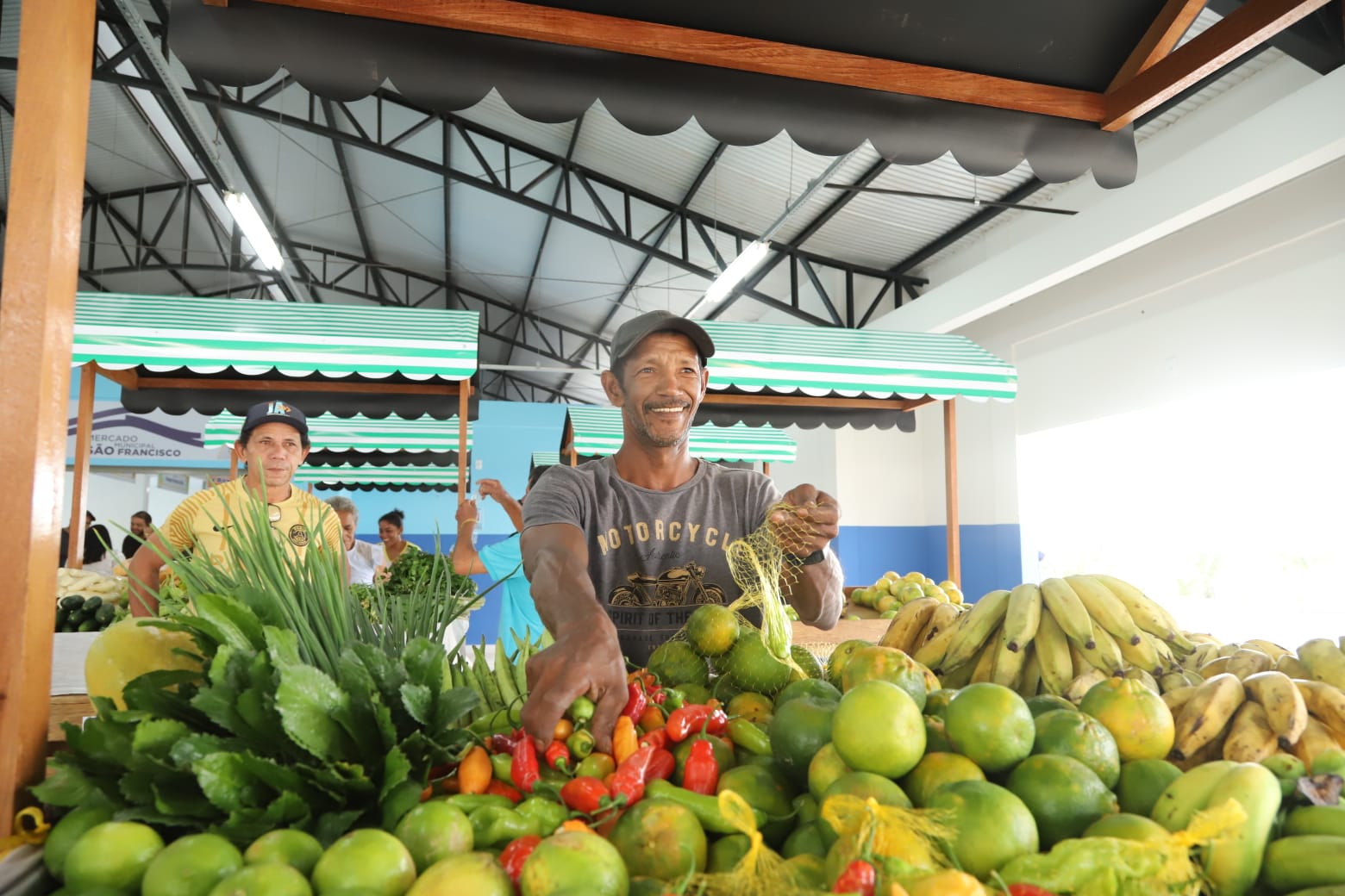 Alysson Bestene visita Mercado Municipal São Francisco e destaca valorização dos produtores rurais